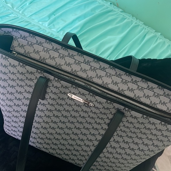 A new cute bag is in perfect quality - Picture 2 of 2